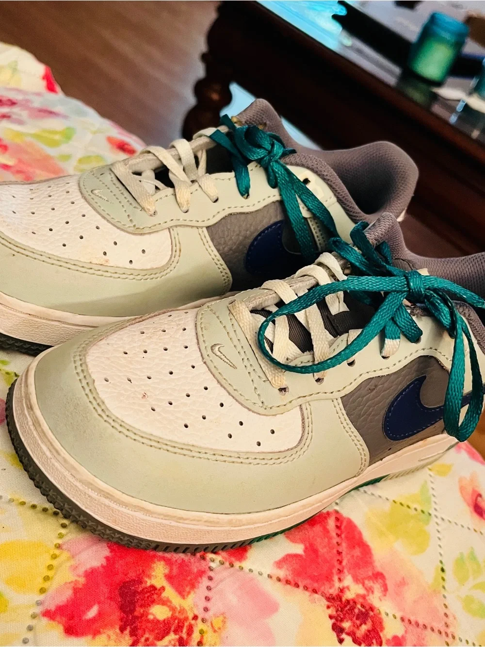 Nike Kids Low-Top Sneakers in White, Light Green and Teal great shape size 2.5 y